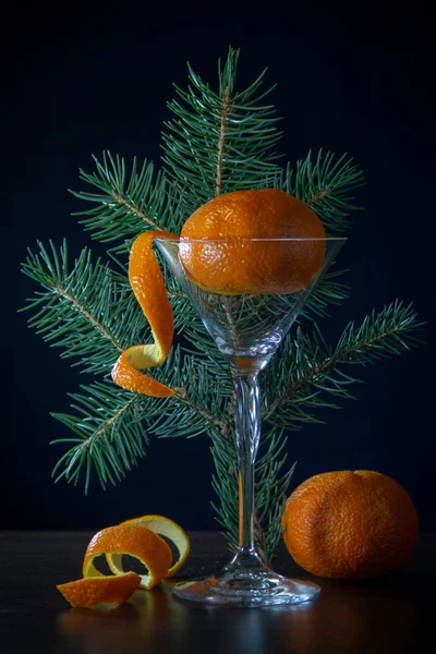 Mogen Mandarin Med Skal Form Spiral Martini Glas Orange Orange — Stockfoto