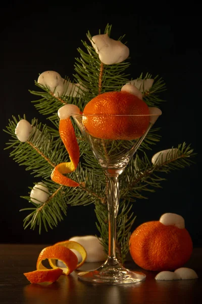 Mogen Mandarin Med Skal Form Spiral Martini Glas Vit Snö — Stockfoto