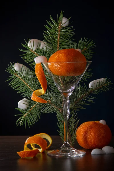 Två Orange Mogen Mandarin Skal Form Spiral Gren Julgran Vit — Stockfoto