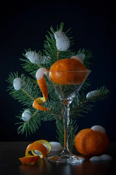 Mogen Mandarin Med Skal Form Spiral Martini Glas Vit Snö — Stockfoto