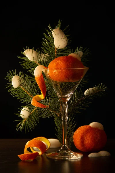 Два Апельсиновых Спелых Мандарина Кожура Виде Спирали Ветка Рождественской Елки — стоковое фото
