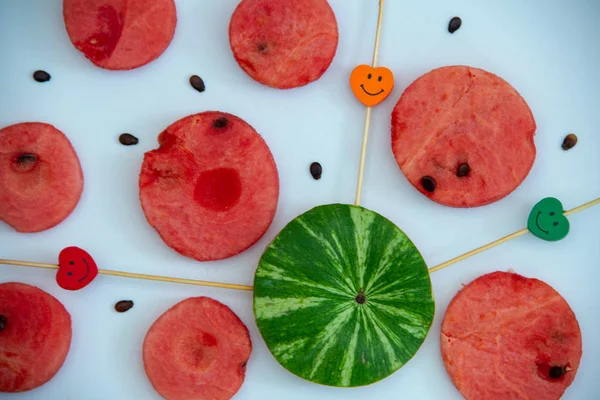 Tranches Pastèque Rouge Mûr Forme Cercle Écorce Verte Une Pastèque — Photo