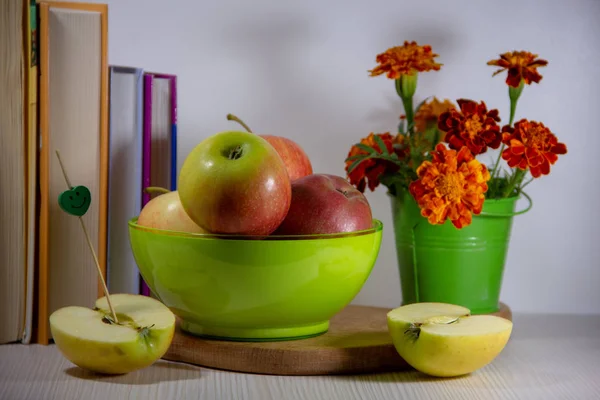 Still Life Ripe Apples Green Plate Bouquet Marigolds Small Decorative — Stock Photo, Image
