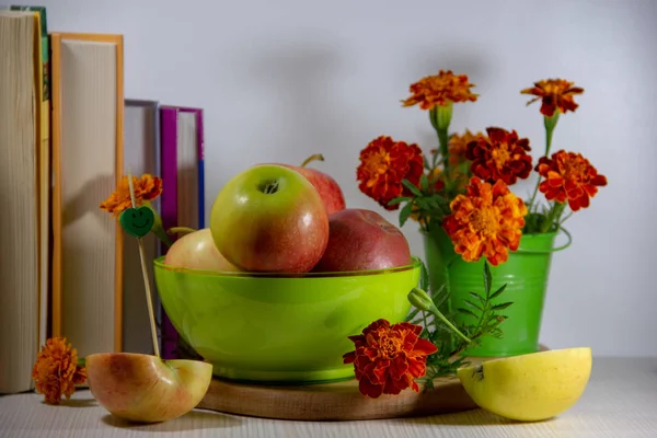 Stillleben Reifer Äpfel Einem Grünen Teller Ein Strauß Ringelblumen Einem — Stockfoto