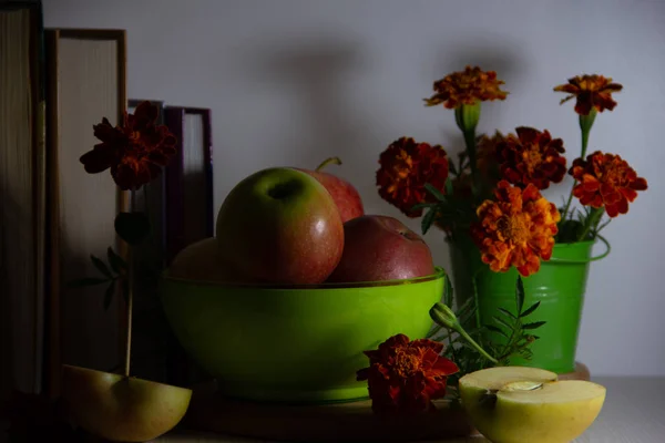 Stillleben Reifer Äpfel Einem Grünen Teller Ein Strauß Ringelblumen Einem — Stockfoto