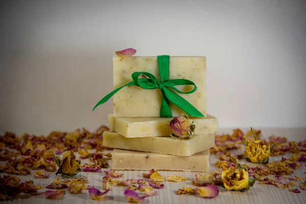 Yeşil kurdeleli el yapımı sabun, kurumuş gül tomurcukları, gül yaprakları. Spa organik sabun.