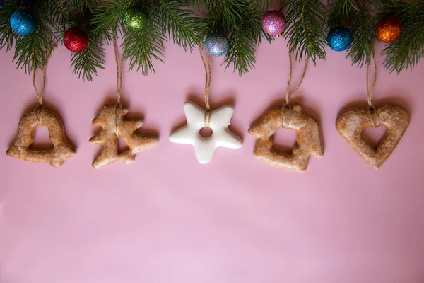 Composição Natural Com Galhos Árvore Natal Bolas Biscoitos Fundo Mínimo — Fotografia de Stock