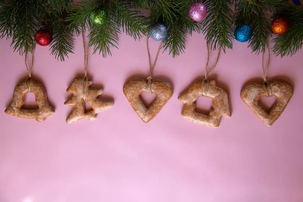 Composición Natural Con Ramas Árbol Navidad Bolas Galletas Mínimo Fondo —  Fotos de Stock