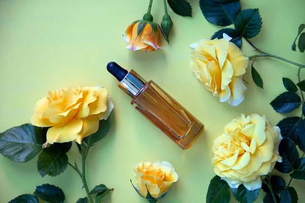 Butelka Szklana Kosmetycznym Serum Żółtymi Różami Naturalne Organiczne Spa Koncepcja — Zdjęcie stockowe