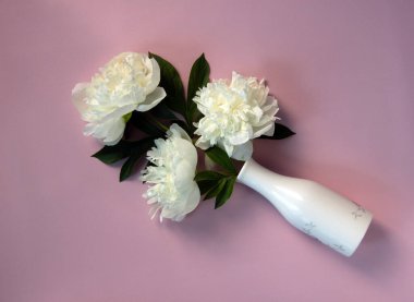 Pembe arka planda beyaz bir vazoda duran bir buket taze beyaz şakayık. Tatil konsepti. Doğa geçmişi. Üst görünüm, düz görünüm, kopyalama alanı.