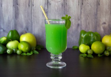 Ahşap arka planda malzemelerle harmanlanmış bir bardak vegan içeceği. Taze organik meyve püresi. Detoks ve diyet gıda konsepti. Yatay görünüm, alanı kopyala.