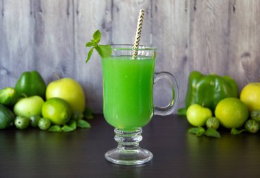 Ahşap arka planda malzemelerle harmanlanmış bir bardak vegan içeceği. Taze organik meyve püresi. Detoks ve diyet gıda konsepti. Yatay görünüm, alanı kopyala.