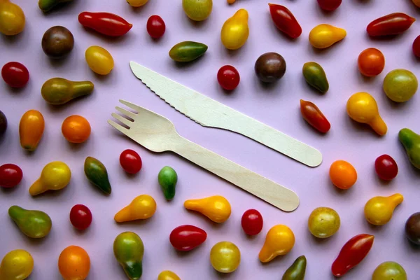 Composição Colocação Chata Criativa Com Tomates Cereja Brilhantes Maduros Garfo — Fotografia de Stock