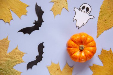 Cadılar Bayramı 'nda balkabağı, hayalet, yarasalar ve düşen sonbahar yapraklarıyla arka planda yatıyordu. Uzayı metin için kopyala. Kutlama konsepti.