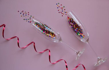 Gözlüklü ve parlak parıltılı şölen kompozisyonu. Tebrik kartı. Yaratıcı kopya alanı düzeni. Tatil konsepti. Düz arkaplan.