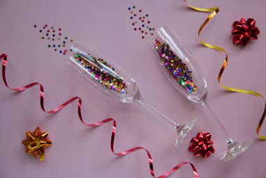 Parlak yıldızlar şeklinde konfetili gözlüklerin yaratıcı düzeni. Tatil konsepti. Tebrik kartı. Üst görünüm, düz görünüm, kopyalama alanı.