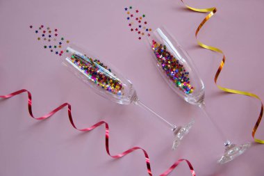 Parlak yıldızlar şeklinde konfetili gözlüklerin yaratıcı düzeni. Tatil konsepti. Tebrik kartı. Üst görünüm, düz görünüm, kopyalama alanı.