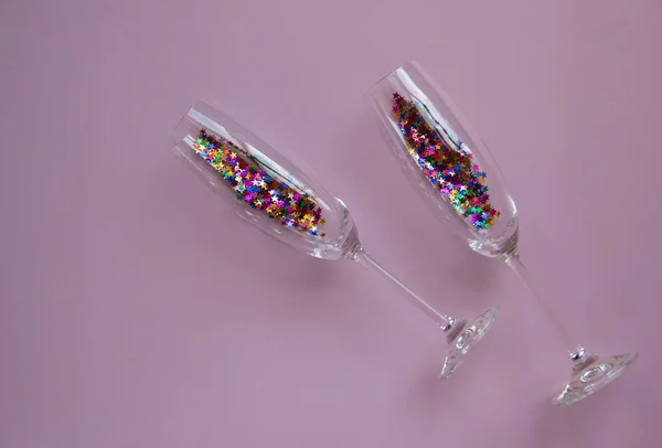 Εορταστική Σύνθεση Γυαλιά Και Λαμπερό Glitter Ευχετήρια Κάρτα Δημιουργική Διάταξη — Φωτογραφία Αρχείου