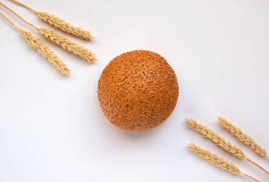 Lezzetli ekmek. Susamlı ya da keten tohumlu, buğday taneli ya da sivri uçlu taze bir somun ekmek. Beyaz arka planda kabuklu somunları olan çavdar ekmeği fırını. Düz yat, boşluğu kopyala.