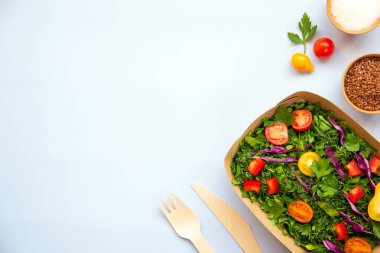 Yeşil yaprak ve sebze karışımından yapılmış yeşil vejetaryen salatası. Diyet konsepti. Üst görünüm, düz görünüm, kopyalama alanı.