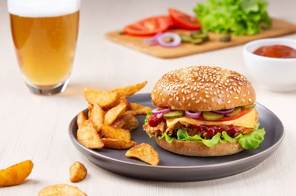 Burger tabak patates kızartması ile