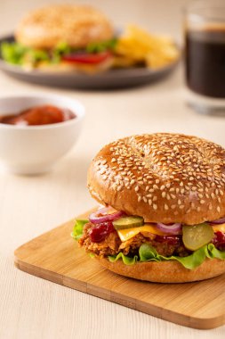 Burger ile dilimlenmiş turşu, soğan