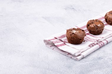 Kırmızı havlu lezzetli çikolatalı kek