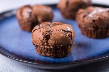 Bulanık arka plan ile lezzetli tatlı. Mafinler