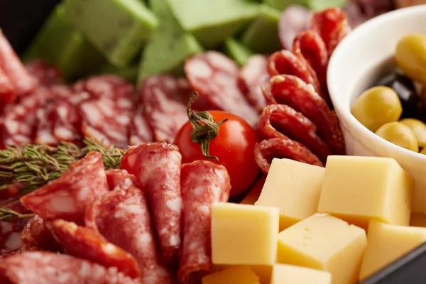 Set de snacks: salchichas, salami, tomate, queso, aceituna verde, pan. vista superior —  Fotos de Stock