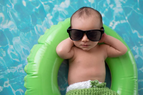 Twee Week Oud Pasgeboren Jongetje Slapen Een Kleine Groene Opblaasbare — Stockfoto