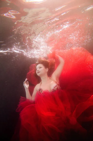 Підводний Портрет Жінки Плаває Під Водою Червоному Навчальному Посібнику — стокове фото