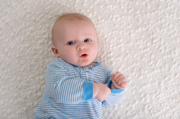 Bebé Meses Acostado Boca Arriba Sobre Una Manta Blanca Lleva —  Fotos de Stock