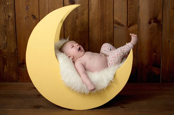 Студійний Портрет Позіхання Одномісячна Дівчинка Лежить Місяці Формі Позуючого Гвинта — стокове фото