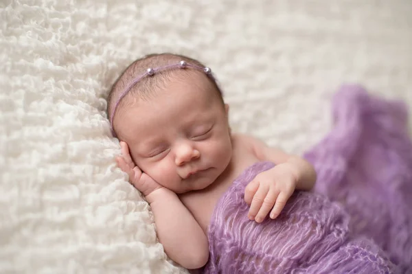 Slapen Twee Week Oud Pasgeboren Babymeisje Bedekt Met Een Lavendel — Stockfoto