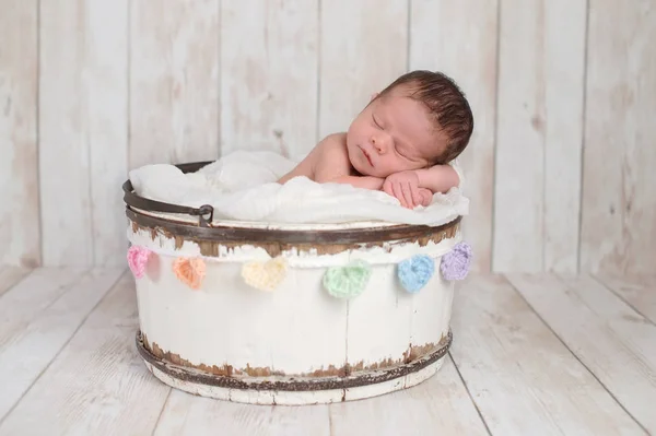 Uma Menina Recém Nascida Duas Semanas Dormindo Pequeno Balde Madeira — Fotografia de Stock