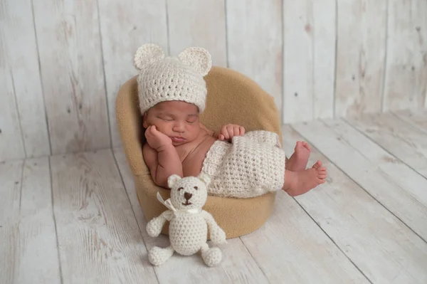 Bambino Nove Giorni Neonato Che Indossa Crema Colorata Maglia Cappello — Foto Stock