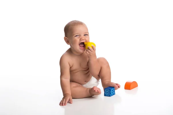 Ein Lachender Sieben Monate Alter Junge Der Mit Holzklötzen Spielt — Stockfoto