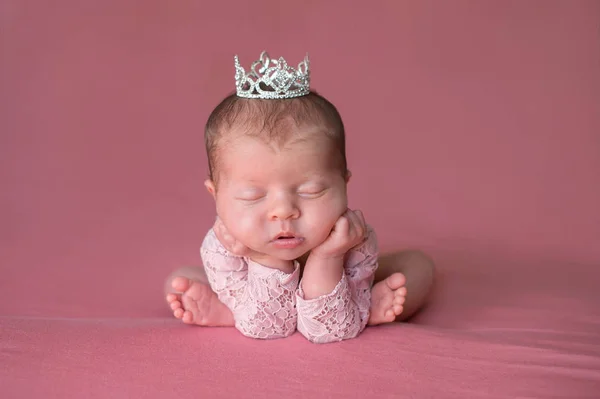 Elmas Taklidi Tacınla Uyuyan Güzel Yeni Doğan Bebek Kız Pembe — Stok fotoğraf