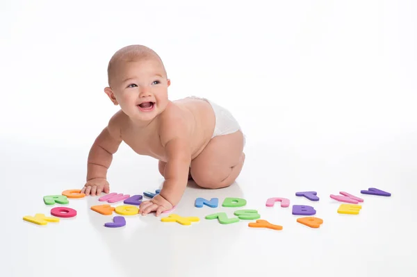 一个笑七月大的小男孩玩泡沫字母玩具 拍摄在演播室在白色 无缝的背景 — 图库照片