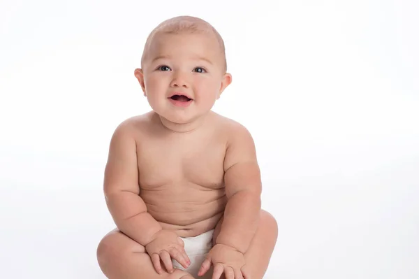 Gülümseyen Yedi Aylık Erkek Bir Bebek Bir Beyaz Kesintisiz Zemin — Stok fotoğraf