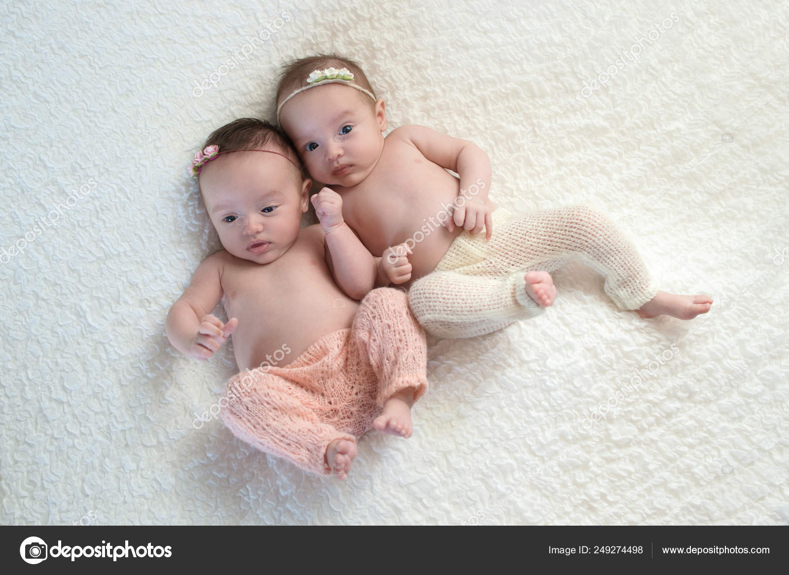 Sœurs jumelles fraternelles — Photo de stock par ©katrinaelena - 249274498, image size:1600x1165