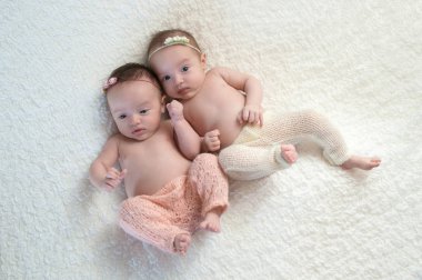 Kardeşçe ikiz bebek kız