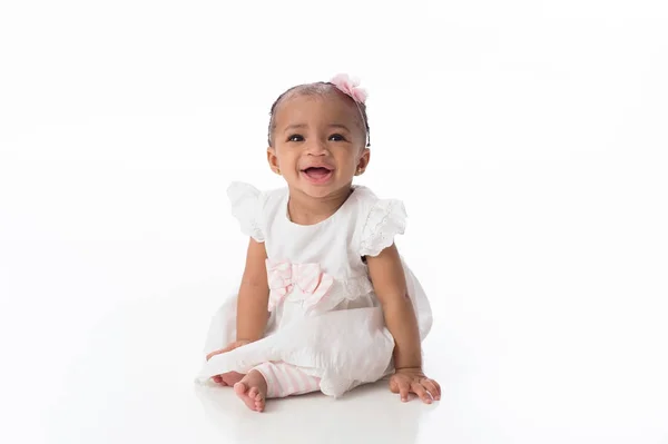 Sorridente bambina che indossa un abito bianco — Foto Stock