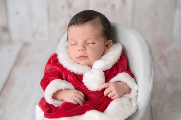 Bebé recién nacido vistiendo una señora Cláusula de vestido —  Fotos de Stock