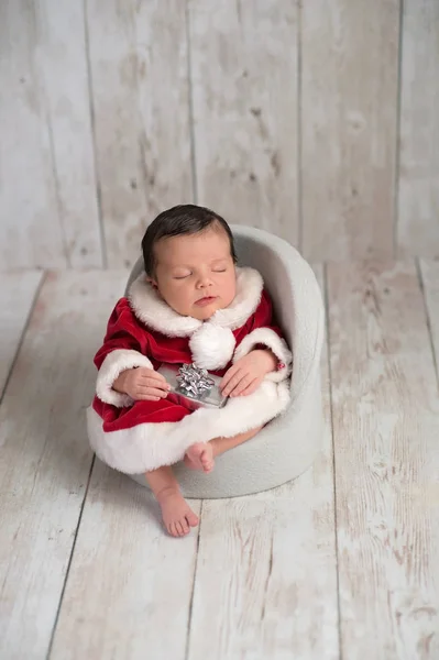 Bébé Fille portant une Mme Clause Robe — Photo