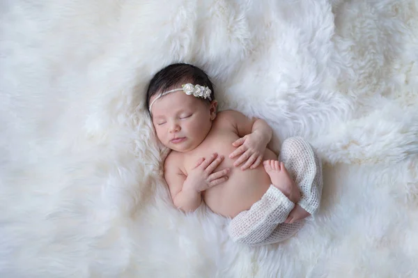 Sover nyfödd flicka — Stockfoto