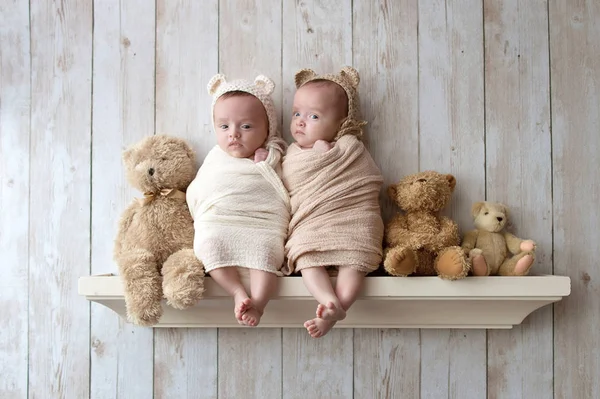 Bebé recién nacido niñas gemelas con gorros de oso — Foto de Stock