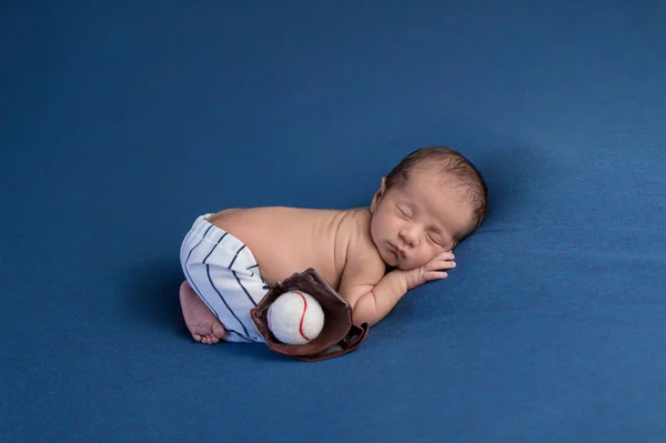 Menino recém-nascido vestindo uniforme de beisebol — Fotografia de Stock