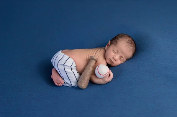 Bebé recién nacido con pantalones uniformes de béisbol — Foto de Stock