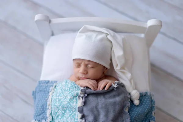 Bayi laki-laki yang baru lahir tidur di tempat tidur kecil — Stok Foto